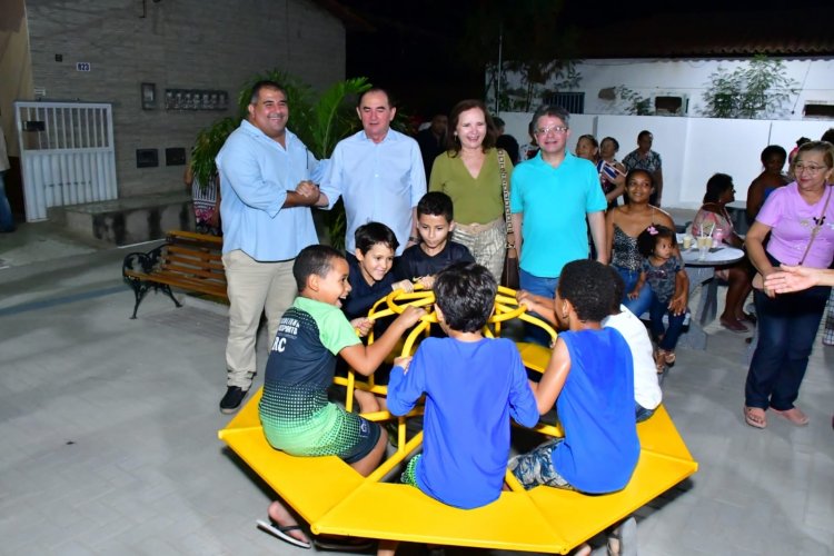 Prefeitura entrega mais uma praça completamente modernizada à população de Floriano