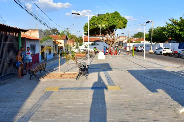 Prefeitura entrega mais uma praça completamente modernizada à população de Floriano