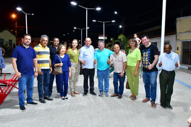 Prefeitura entrega mais uma praça completamente modernizada à população de Floriano