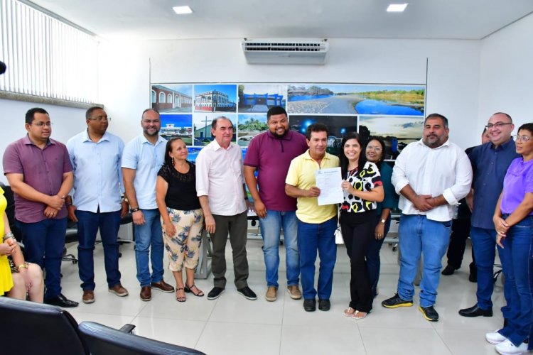 Prefeito Antônio Reis assina ordens de serviços para reforma de três escolas municipais