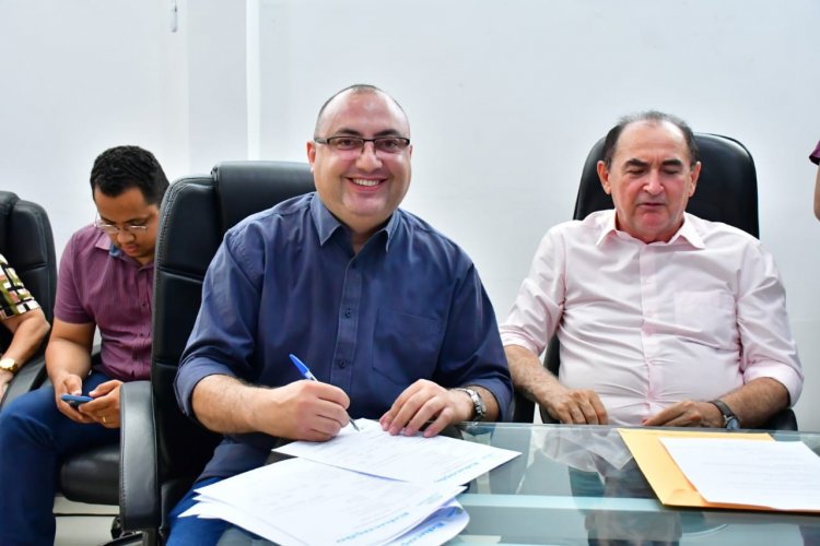 Prefeito Antônio Reis assina ordens de serviços para reforma de três escolas municipais