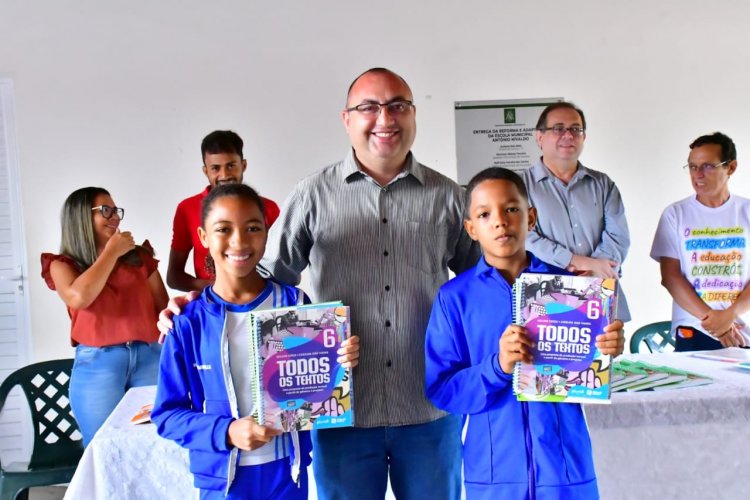 Prefeitura de Floriano entrega material didático complementar a alunos da rede municipal 