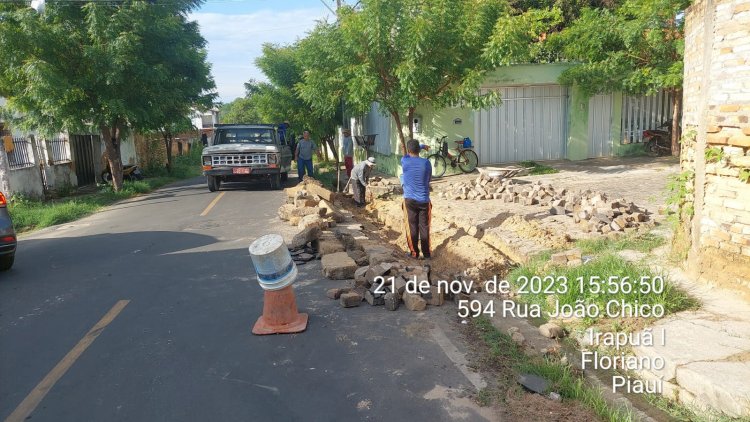Infraestrutura: ruas de 13 bairros de Floriano recebem manutenção de tapa-buracos