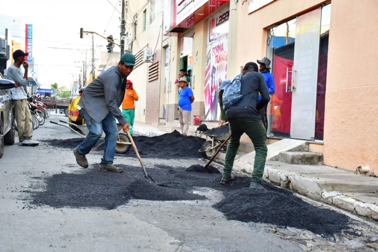 Infraestrutura realiza tapa-buracos com massa asfáltica no centro de Floriano