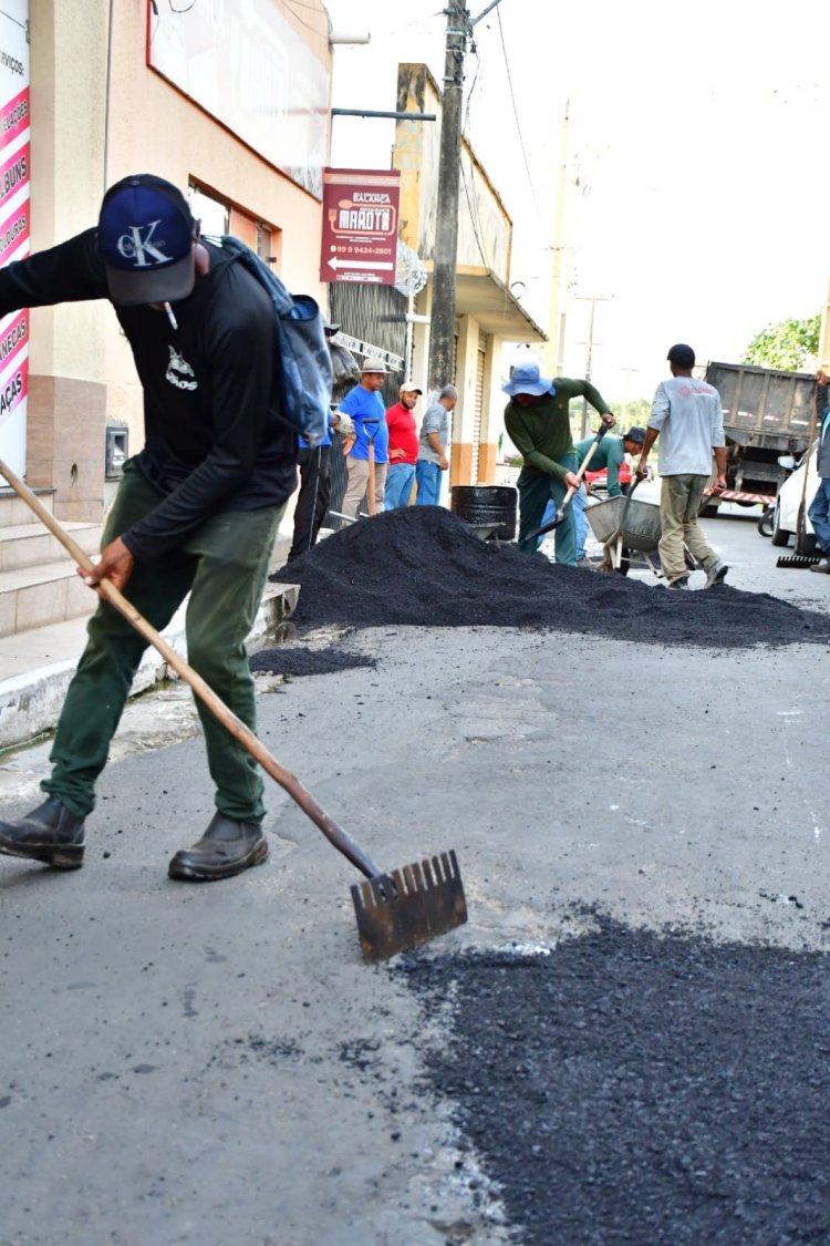 Infraestrutura realiza tapa-buracos com massa asfáltica no centro de Floriano