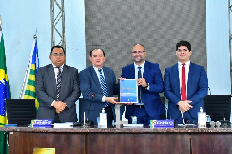 Prefeito de Floriano abre Ano Legislativo 2024 levando sua mensagem à Câmara Municipal