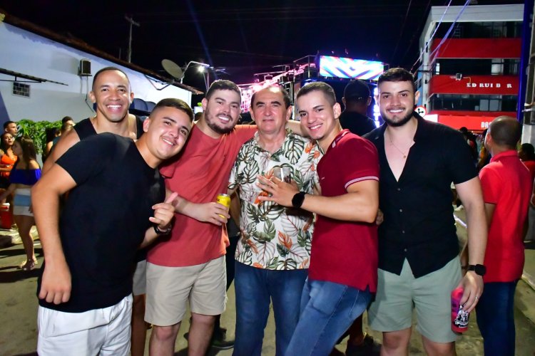 Banda Parangolé reúne multidão no primeiro arrastão do Carnaval de Floriano