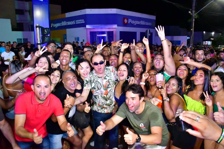 Banda Parangolé reúne multidão no primeiro arrastão do Carnaval de Floriano