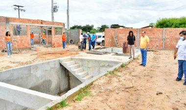 Prefeito Antônio Reis visita obra do saneamento básico de Floriano