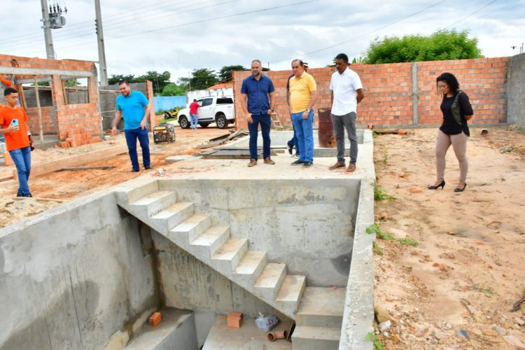 Prefeito Antônio Reis visita obra do saneamento básico de Floriano