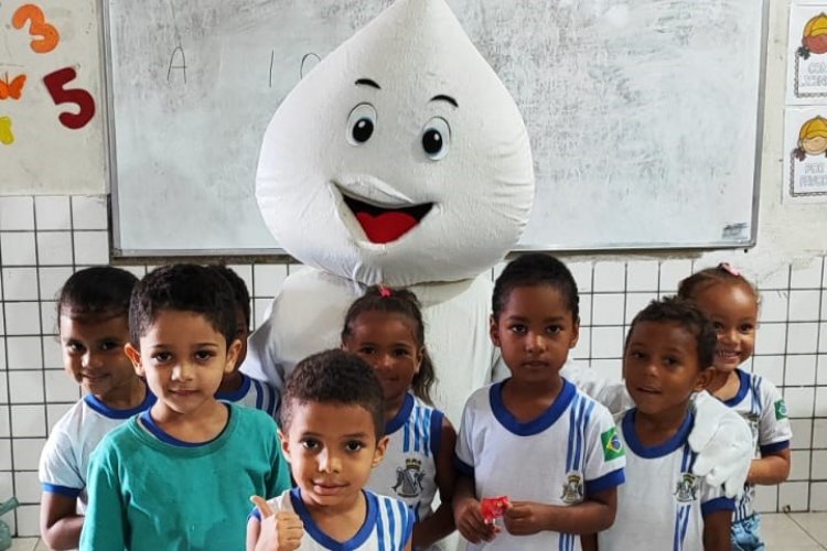 Zé Gotinha visita escolas municipais e incentiva vacinação contra Gripe