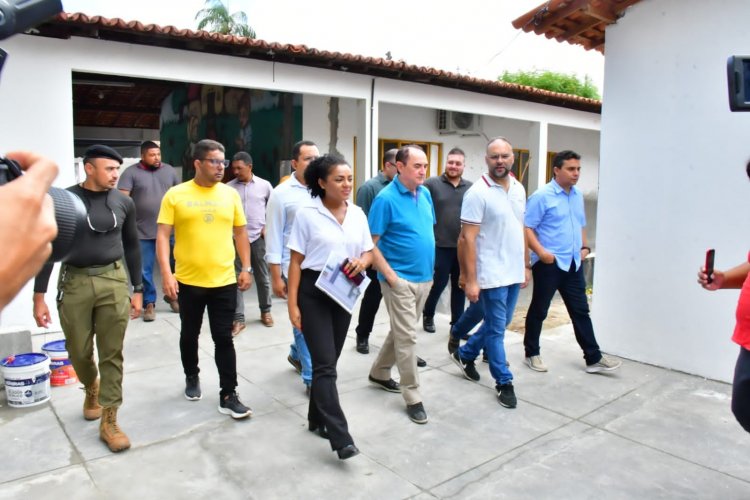 Prefeito Antônio Reis visita obras de reestruturação de escolas da rede municipal