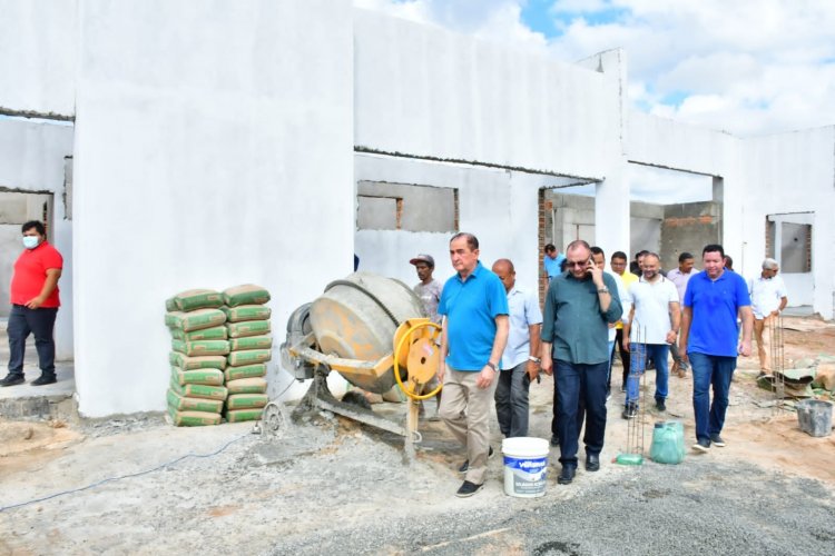 Prefeito Antônio Reis visita obras de reestruturação de escolas da rede municipal