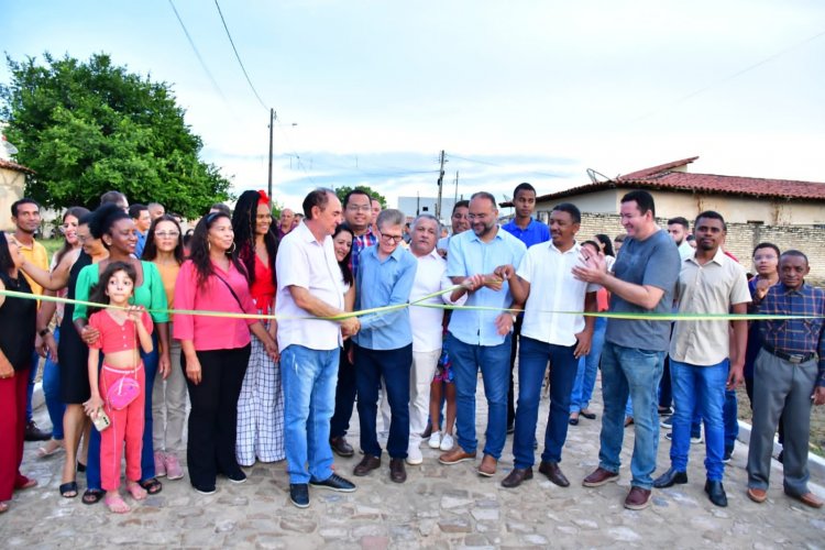 Prefeito Antônio Reis inaugura pavimentação da Rua Nauzica Borges no Irapuã II