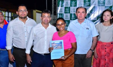 Prefeitura de Floriano entrega 61 títulos de Regularização Fundiária no bairro Cajueiro II