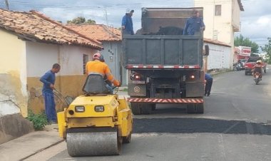 Mobilidade Urbana: Prefeitura de Floriano realiza tapa-buracos com massa asfáltica em ruas do município 