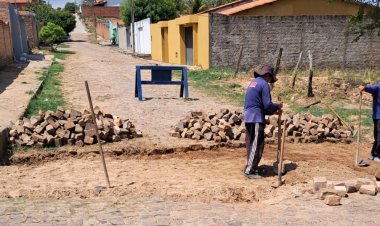 Dez bairros de Floriano são contemplados com obras de tapa-buracos