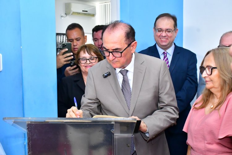 Antônio Reis é reconduzido ao cargo de prefeito durante solenidade na Prefeitura de Floriano