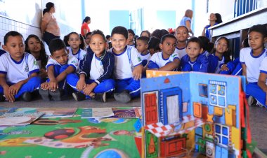 Prefeitura de Floriano leva Biblioteca Itinerante às escolas em comemoração ao mês do Folclore