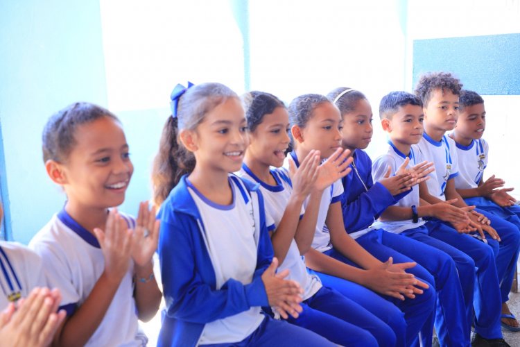 Prefeitura de Floriano leva Biblioteca Itinerante às escolas em comemoração ao mês do Folclore