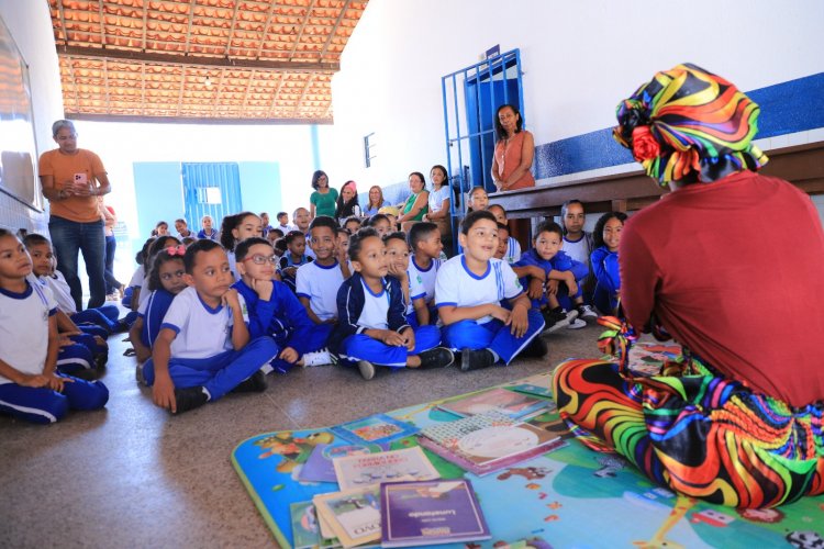 Prefeitura de Floriano leva Biblioteca Itinerante às escolas em comemoração ao mês do Folclore