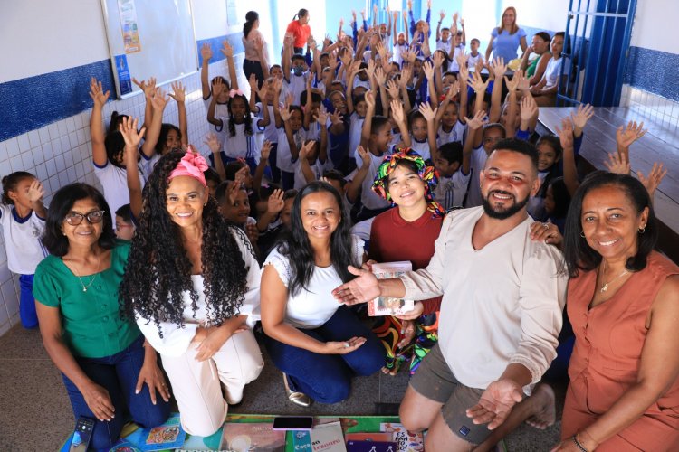 Prefeitura de Floriano leva Biblioteca Itinerante às escolas em comemoração ao mês do Folclore