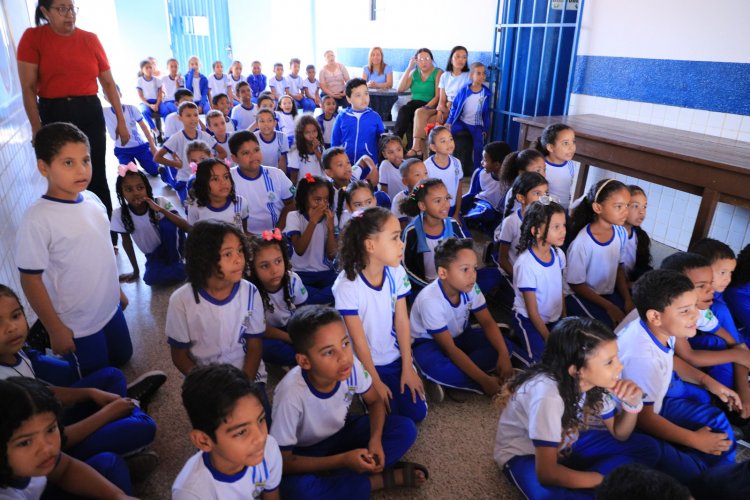 Prefeitura de Floriano leva Biblioteca Itinerante às escolas em comemoração ao mês do Folclore