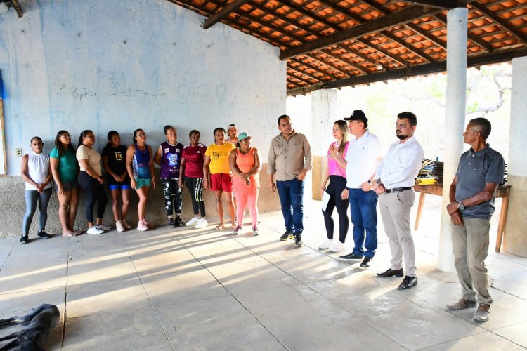 Prefeitura de Floriano entrega equipamentos para prática de atividade física na comunidade Pilões