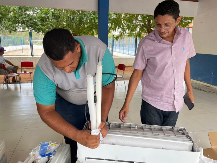 Prefeitura de Floriano instala aparelhos de ar-condicionado em escola da localidade Amolar