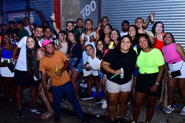 Arrastão com Durval Lelys marca estreia da folia de carnaval em Floriano 