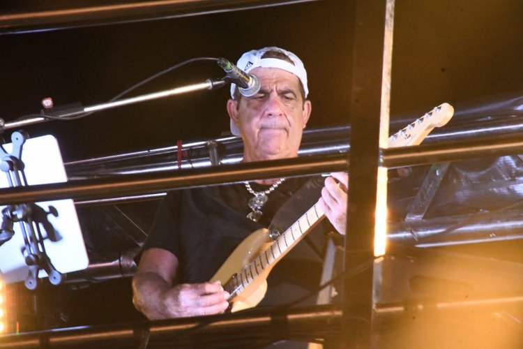 Arrastão com Durval Lelys marca estreia da folia de carnaval em Floriano 