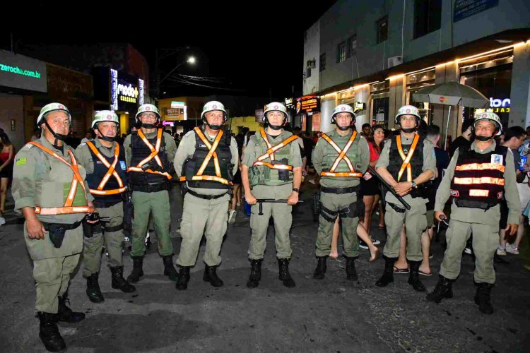 Arrastão com Durval Lelys marca estreia da folia de carnaval em Floriano 
