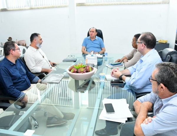 Prefeitura de Floriano se reúne com Águas do Piauí para tratar sobre vazamentos na rede de esgoto