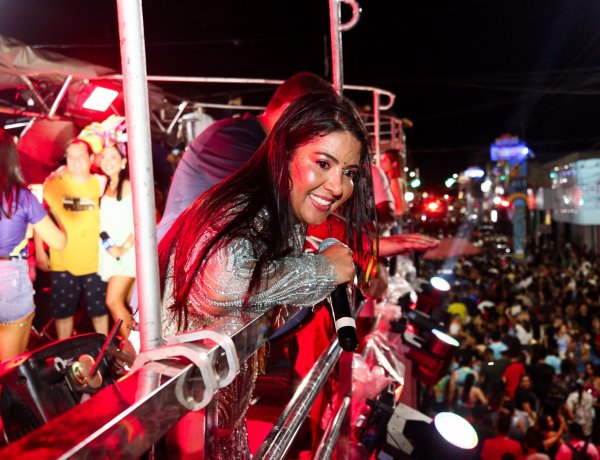 Dany Melody arrasta multidão e agita o Carnaval de Floriano neste sábado (14)
