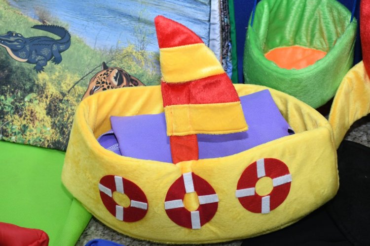 Educação de Floriano apresenta novo fardamento escolar e assina contrato com empresa que vai confeccionar os uniformes