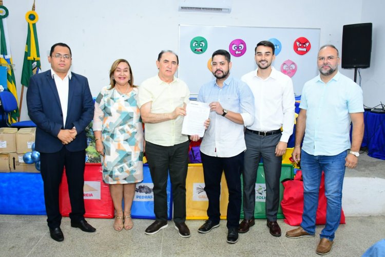 Educação de Floriano apresenta novo fardamento escolar e assina contrato com empresa que vai confeccionar os uniformes