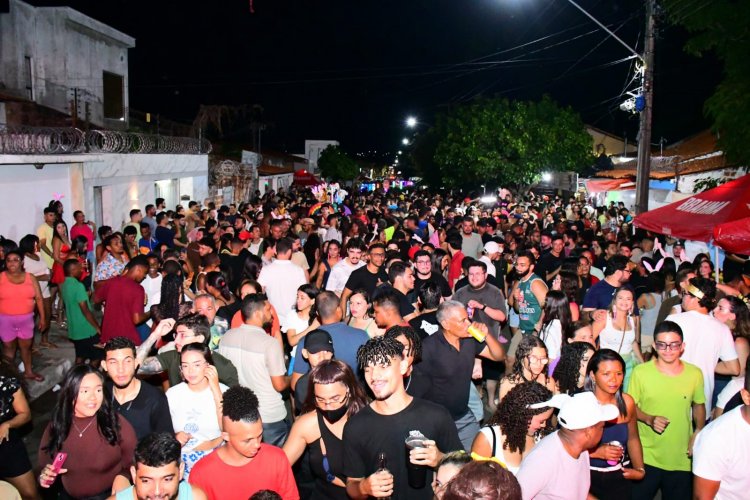 Tradicional Bloco das Virgens é realizado com apoio da Prefeitura de Floriano