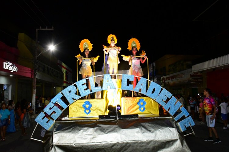 Desfile das Escolas de Samba encanta público na Avenida Getúlio Vargas