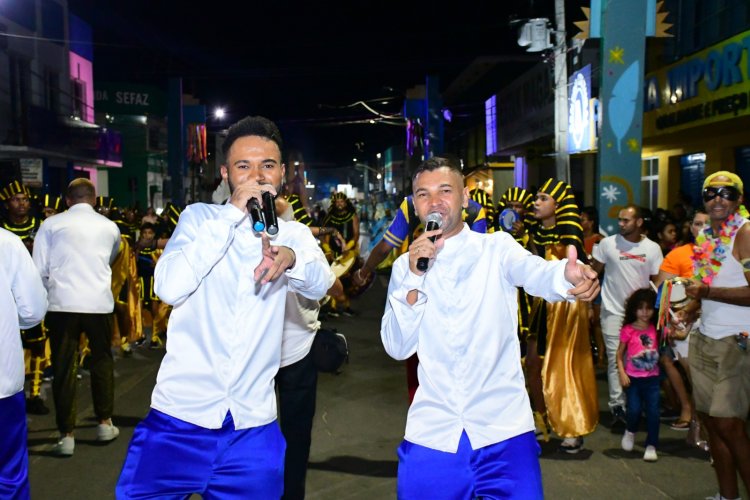 Desfile das Escolas de Samba encanta público na Avenida Getúlio Vargas