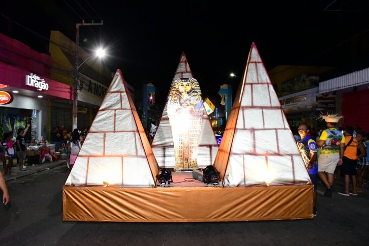 Desfile das Escolas de Samba encanta público na Avenida Getúlio Vargas