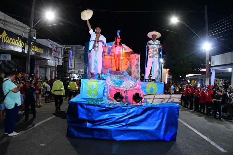 Desfile das Escolas de Samba encanta público na Avenida Getúlio Vargas