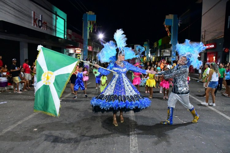 Desfile das Escolas de Samba encanta público na Avenida Getúlio Vargas