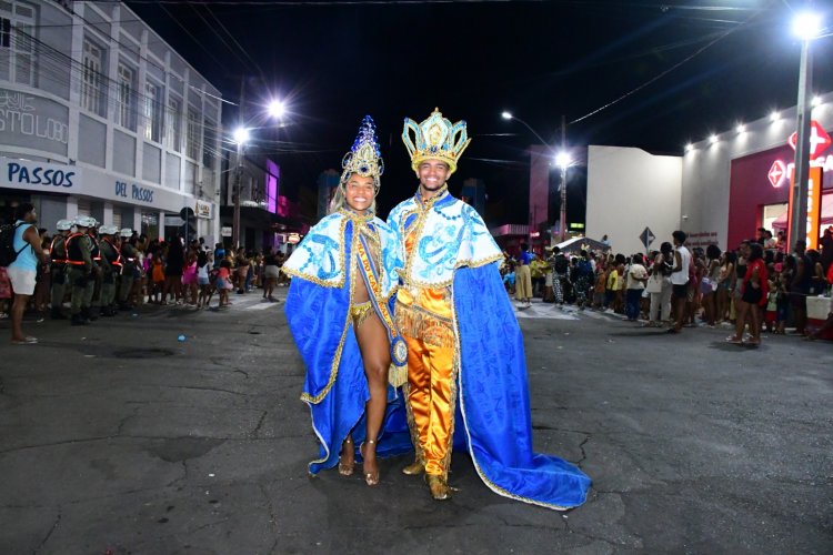 Desfile das Escolas de Samba encanta público na Avenida Getúlio Vargas