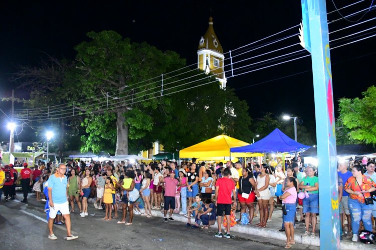 Desfile das Escolas de Samba encanta público na Avenida Getúlio Vargas