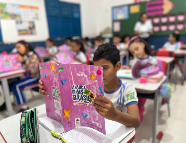 Prefeitura de Floriano realiza entrega de livros para alunos da rede municipal