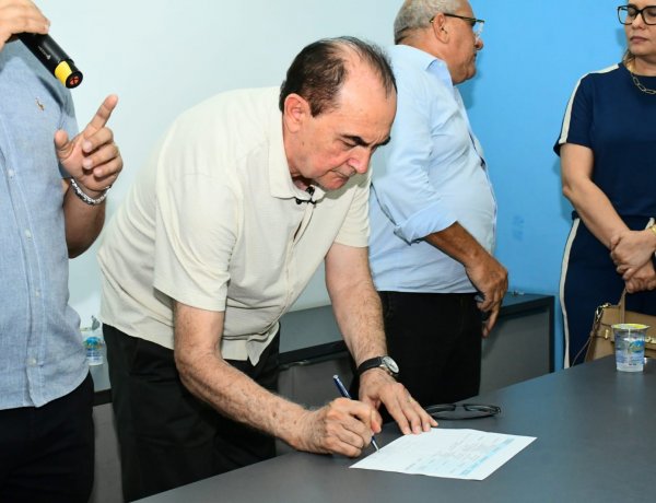 Prefeitura de Floriano assina ordens de serviço para obras de infraestrutura, lazer e educação no município