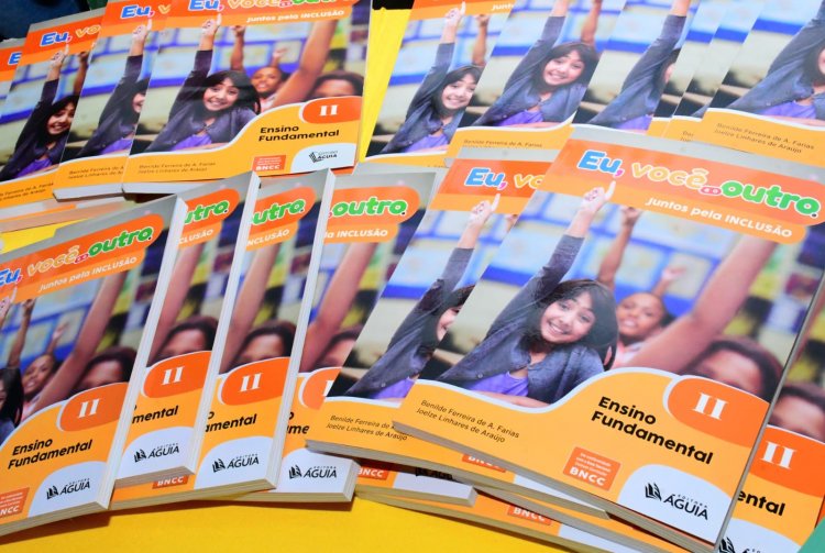 SEMED Floriano realiza entrega de livros e materiais permanentes para a Escola Raimundinha Carvalho