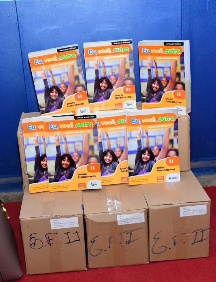 SEMED Floriano realiza entrega de livros e materiais permanentes para a Escola Raimundinha Carvalho