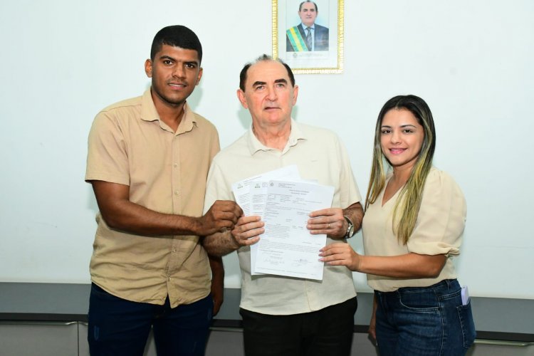 Prefeitura de Floriano assina ordens de serviço para obras de infraestrutura, lazer e educação no município