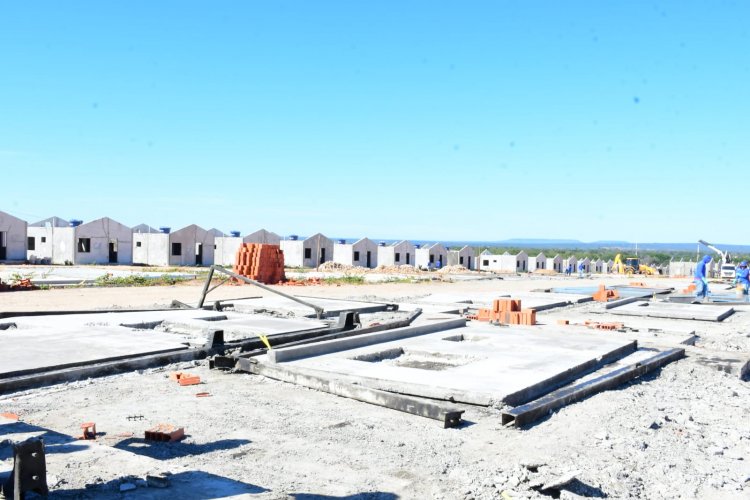 Prefeitura de Floriano visita às obras do programa Minha Casa, Minha Vida no loteamento Bom Jardim